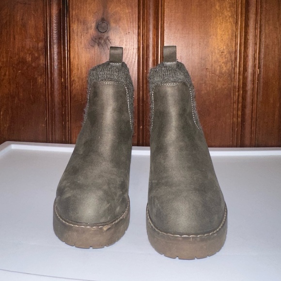 Boots - Picture 2 of 6